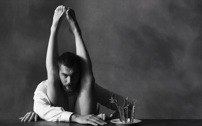 enas-umnos-sto-lathos-anebainei-sti-skini-tis-stegis