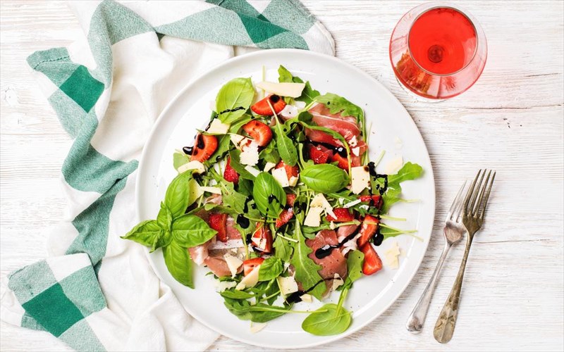 pos-sunduazoume-to-krasi-me-ti-salata