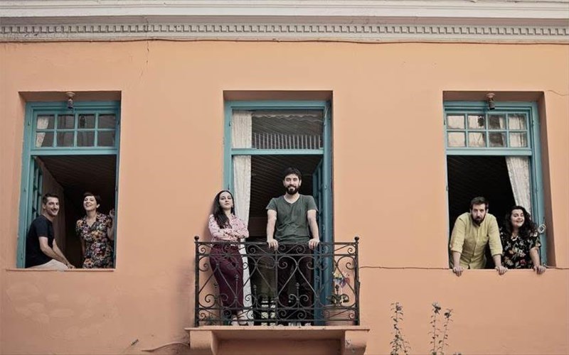 meneksedes-kai-zoumpoulia-sto-thiseion-ena-theatro-gia-tis-texnes-ena-theatro-gia-tis-texnes