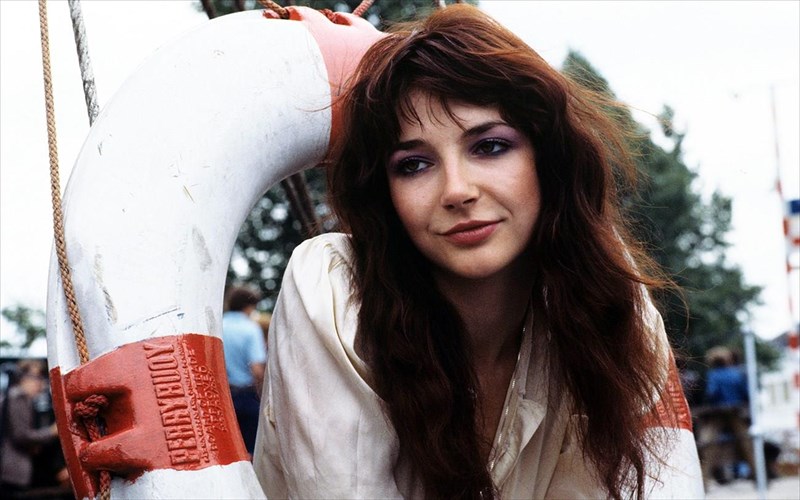 pros-ekdosi-oi-stixoi-tis-kate-bush