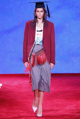 poios-thelei-na-foresei-tasagonia-tou-karxaria