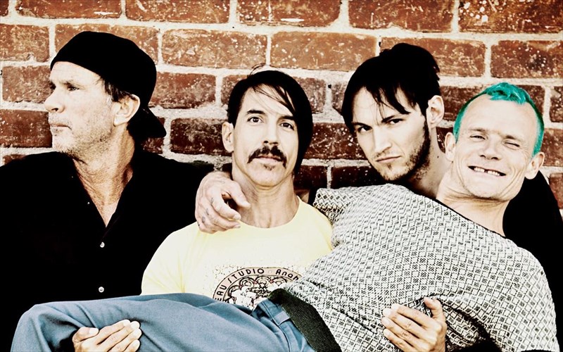 epistrefoun-sto-stountio-oi-red-hot-chili-peppers