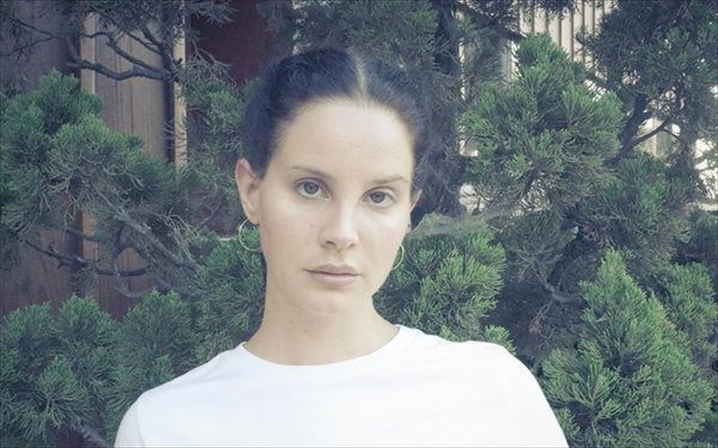 akouste-to-olofresko-tragoudi-apo-ti-lana-del-rey