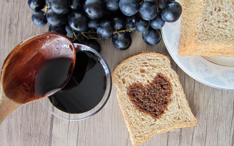 ta-deka-ofeli-tis-melasas-sti-diatrofi