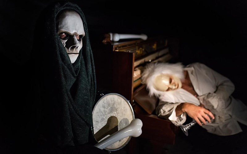 premiera-gia-tin-enallaktiki-skini-tis-els-me-tous-opera-chaotique-kai-tin-omada-kouklotheatrou-merlin