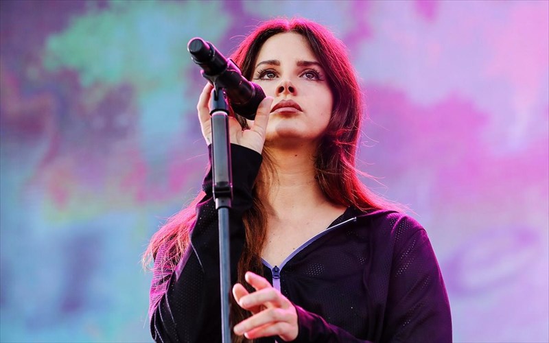 i-lana-del-rey-skopeuei-na-ekdosei-tin-proti-tis-poiitiki-sullogi