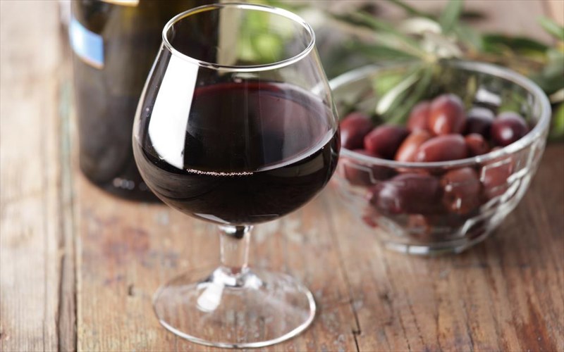 pame-gia-krasi-duo-ores-apo-tin-athina