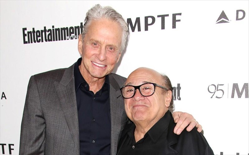 pos-o-danny-devito-esose-ti-zoi-tou-michael-douglas-apo-ena-fidi-danny-devito-esose-ti-zoi-tou-michael-douglas-apo-ena-fidi