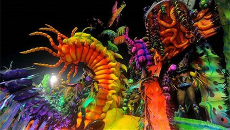 ta-pio-fantasmagorika-karnabalia-tou-kosmou