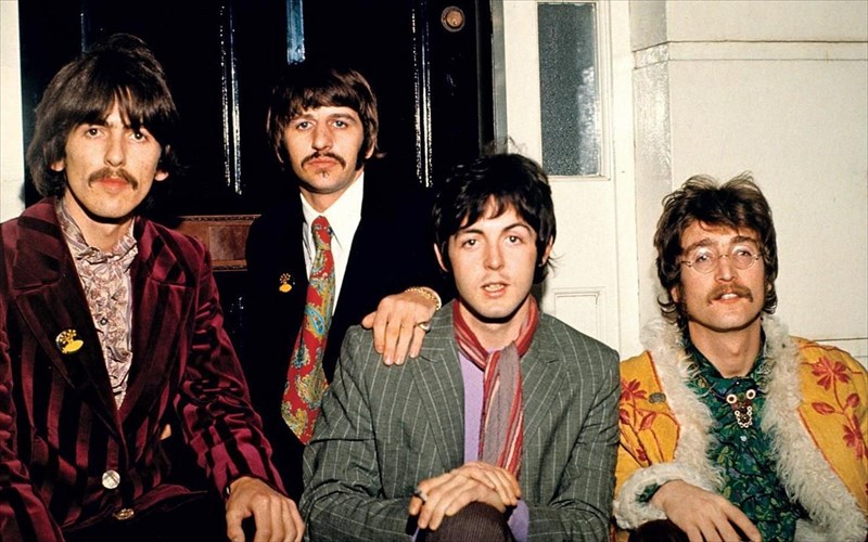 oi-beatles-epanekdidoun-to-emblimatiko-white-album