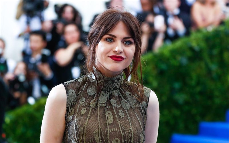 akouste-to-neo-tragoudi-tis-frances-bean-cobain