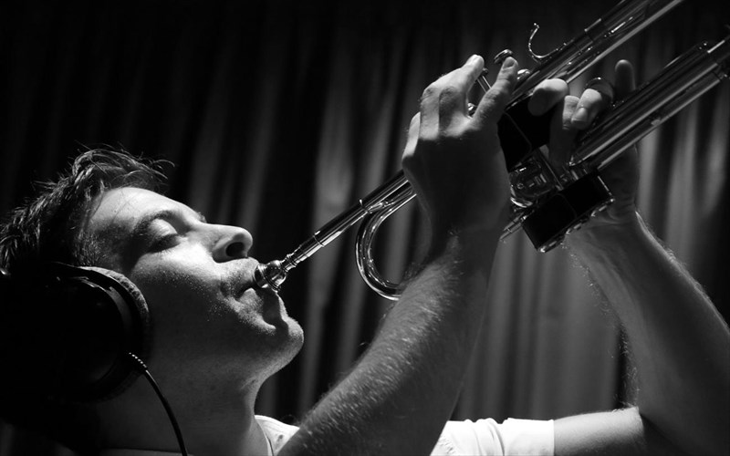 o-thrulos-tou-1900-zontaneuei-sti-skini-tou-tempus-verum-en-athinais