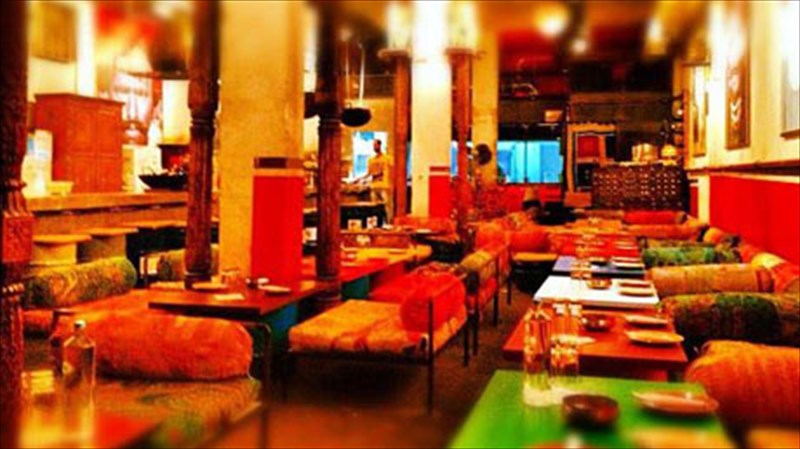 bollywood-indikos-aeras-me-neaniko-xroma-sto-gkazi