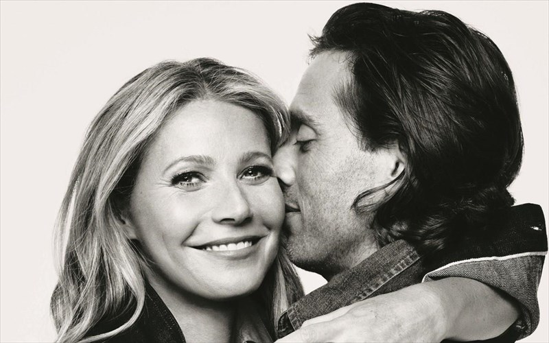 i-gwyneth-paltrow-pantreutike-ton-brad-falchuk-kai-oi-kalesmenoi-itan-eksisou-lamperoi