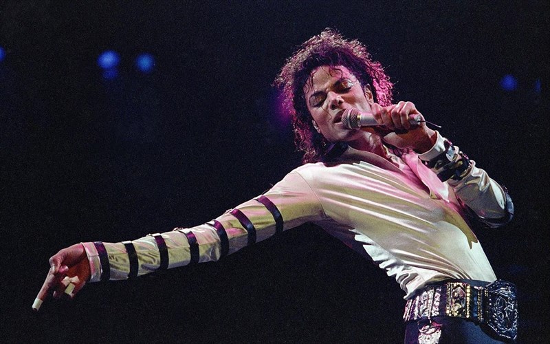 o-michael-Jackson-ithele-na-upoduthei-ton-James-bond