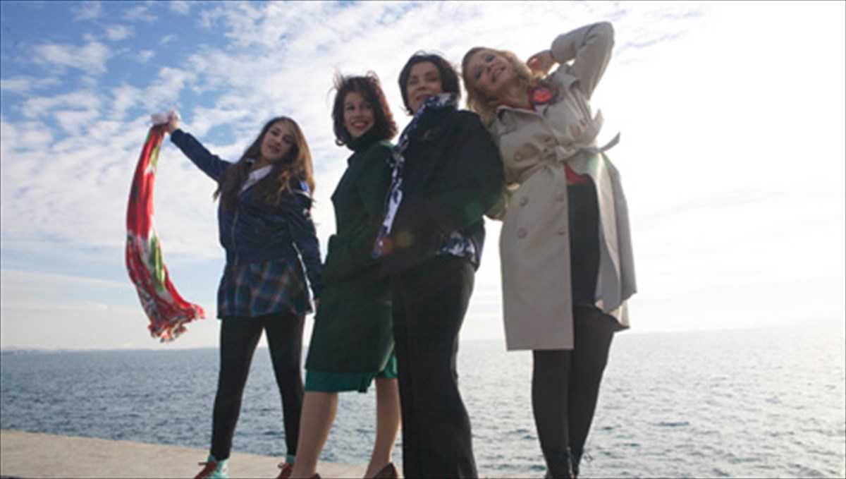 me-dunami-apo-tin-kifisia-sto-theatro-roes