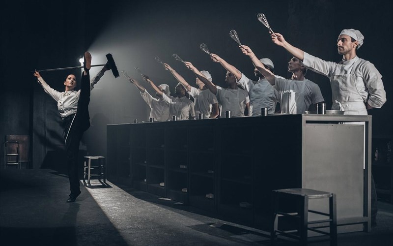 i-kouzina-orgismenes-koutales-sto-theatro-apothiki