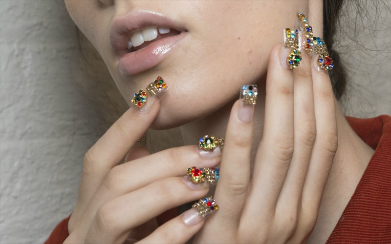 tesseris-taseis-gia-ta-nuxia-fernoun-to-kalokairi-pio-konta