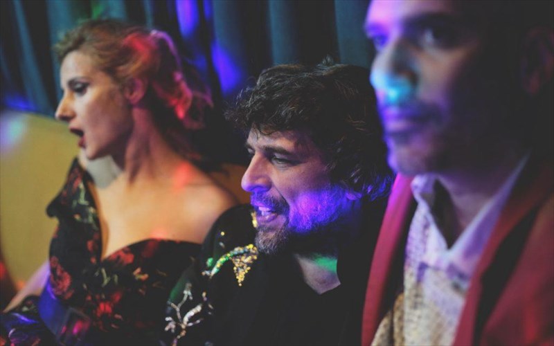 i-marianna-kalmpari-skinothetei-enan-anaudo-suzugo