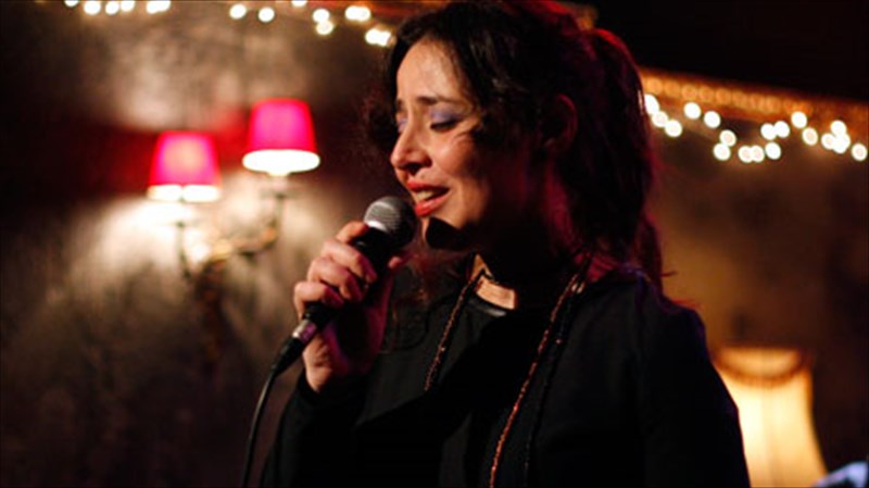 mia-idiaiteri-jazz-anthologia-sti-skini-tou-alabastron