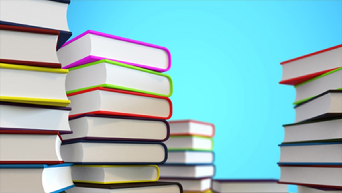 ena-koritsaki-me-pollous-mpampades