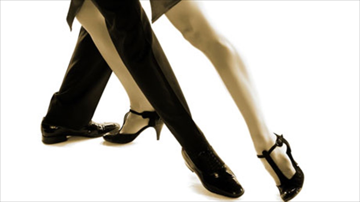 ta-oraiotera-ellinika-tango-sto-badminton