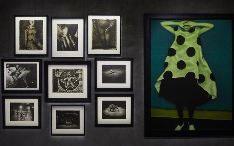 ti-sxesi-exei-o-giorgio-armani-me-ti-sarah-moon-giorgio-armani-me-ti-sarah-moon