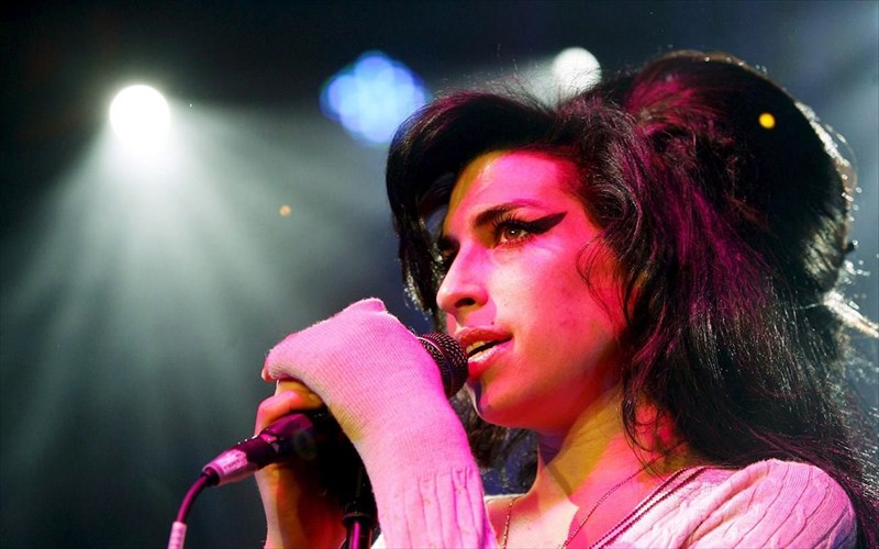 i-amy-winehouse-tha-epistrepsei-sti-skini-to-2019