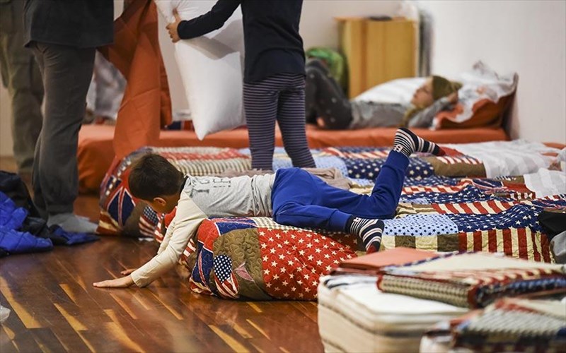 pername-mia-nuxta-sto-mouseio-se-ena-sleepover-alliotiko-apo-ta-alla