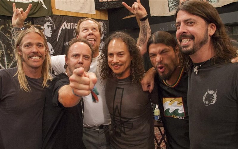 oi-foo-fighters-episkeftikan-tous-metallica-prin-ksekinisei-to-dialeimma-tous