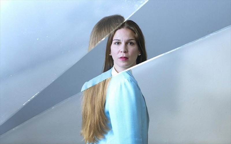 elina-rizou-o-gualinos-kosmos-thigei-zitimata-pou-os-aionios-aluta-den-mporoun-para-aionios-na-aforoun