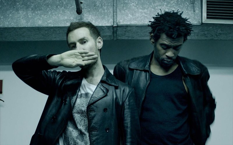 oi-massive-attack-epanekdidoun-to-mezzanine-se-mauro-sprei