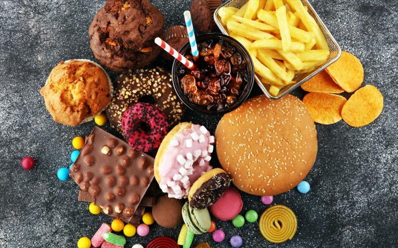 suskeuasmena-trofima-kai-junk-food-ti-isxuei-kai-ti-oxi