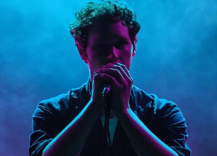 o-leon-of-athens-kai-ena-live-ekpliksi-sto-six-dogs