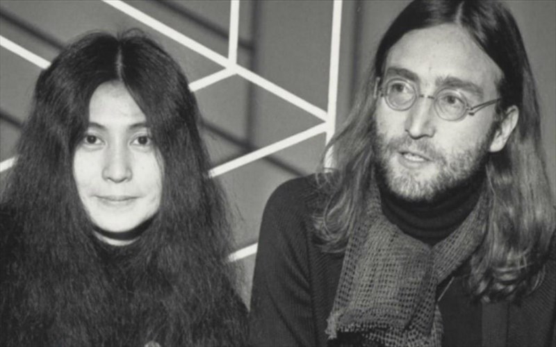 h-sxesi-John-lennon-kai-yoko-ono-sta-xeria-tou-skinotheti-tis-tainias-pou-oloi-perimenoume