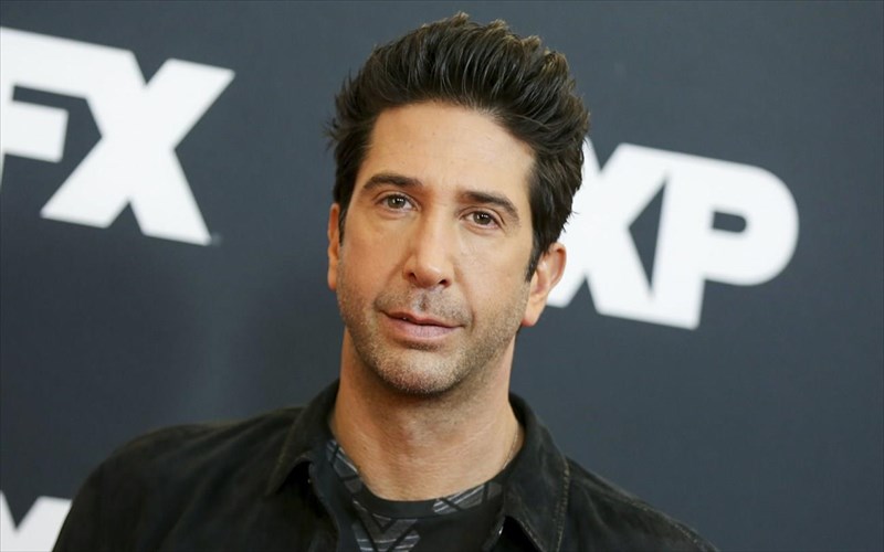 o-david-schwimmer-apodeiknuei-tin-athootita-kai-to-xioumor-tou