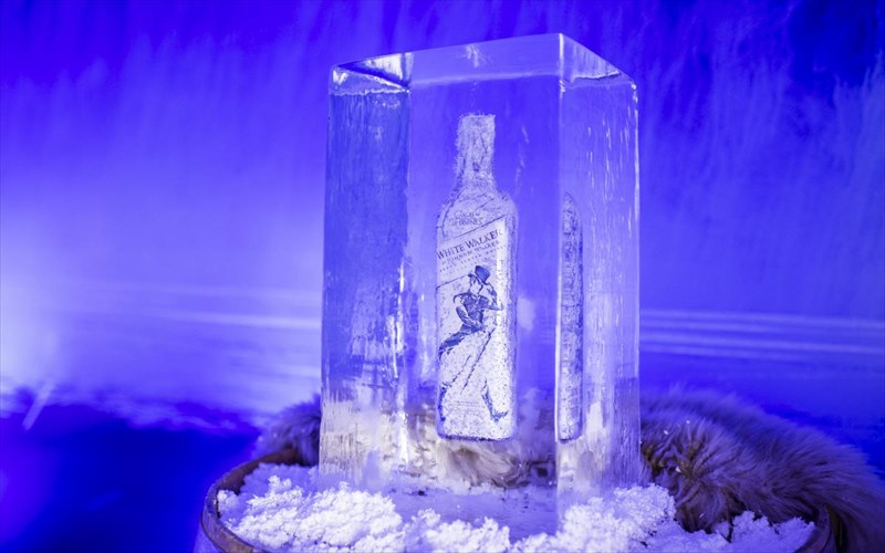 to-white-walker-by-Johnnie-walker-einai-edo-kai-efere-mazi-tou-ton-xeimona