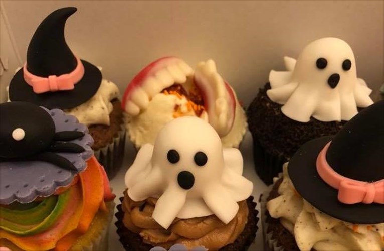 ta-emis-cupcakes-etoimazoun-to-pio-gluko-halloween-party