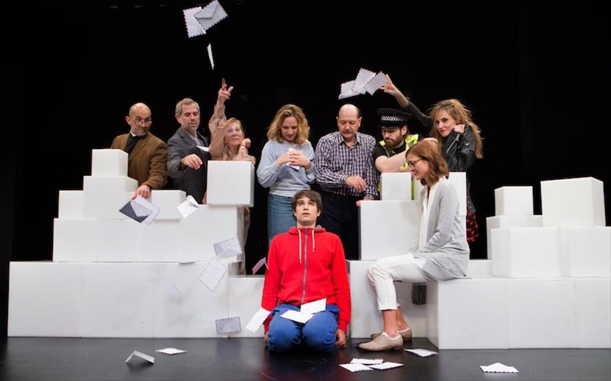 poios-skotose-to-skulo-ta-mesanuxta