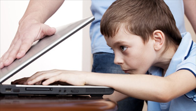 to-facebook-sti-zoi-ton-paidion-mas-muthoi-alitheies-kai-praktikes-luseis