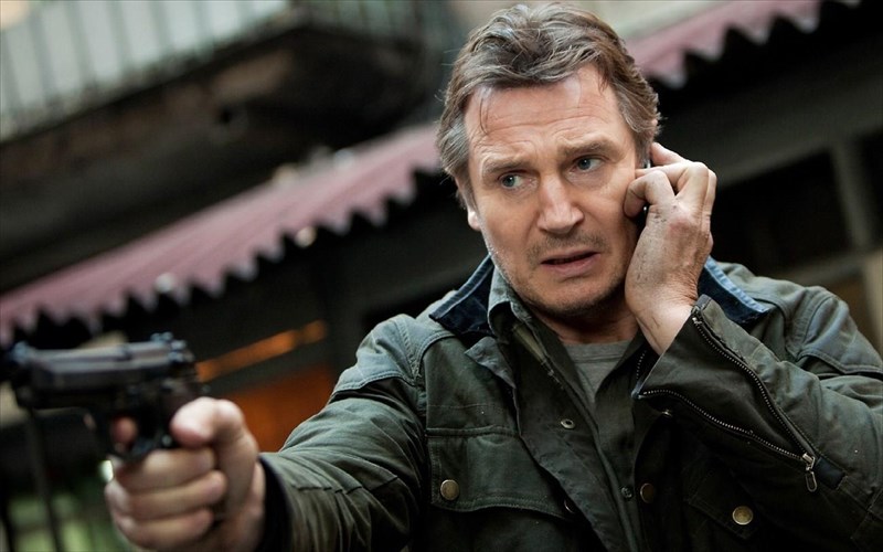 o-liam-neeson-bazei-ta-pistolia-stin-akri-gia-ligi-komodia-me-ton-gio-tou