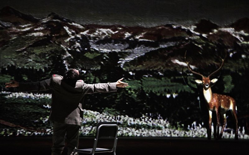 protes-fotografies-apo-tis-probes-tou-leukou-rodou-stin-enallaktiki-skini-els