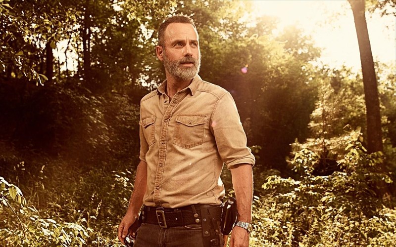 oi-paragogoi-tou-the-walking-dead-anakateuoun-tin-trapoula-ston-enato-kuklo