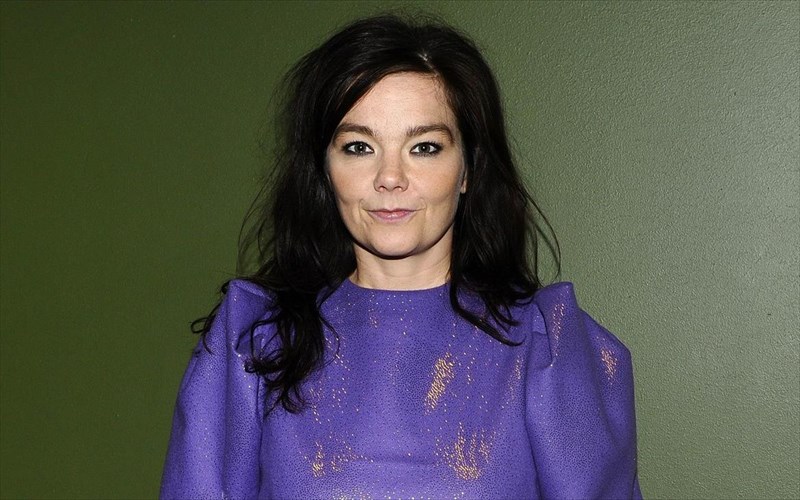 epanakukloforei-to-ntempouto-tis-björk-sti-megali-othoni