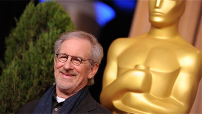 steven-spielberg-etoimazei-tis-balitses-tou-gia-kannes