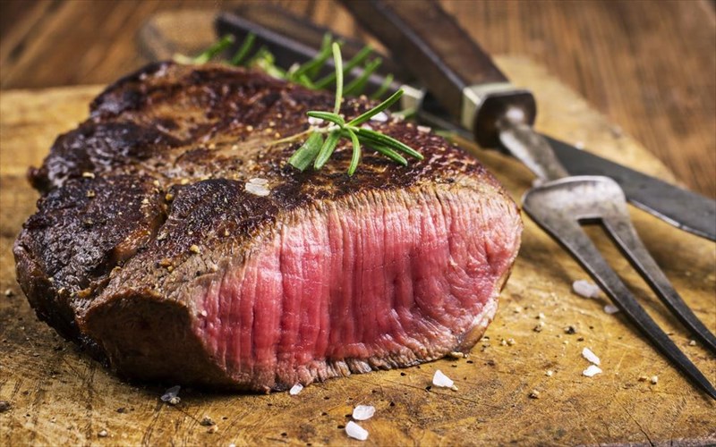 to-kokkino-kai-epeksergasmeno-kreas-auksanei-ton-kinduno-karkinou-tou-mastou