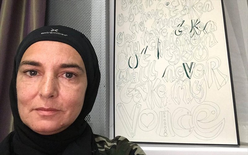 sinead-oconnor-den-thelo-na-peraso-allo-xrono-me-leukous-einai-aidiastikoi