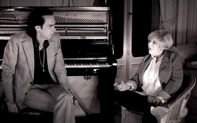 marianne-faithfull-me-anakalupsan-epeidi-imoun-polu-omorfi-oxi-logo-fonis