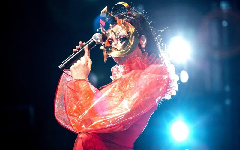 i-björk-anakoinose-leptomereies-gia-tin-pio-peritexni-sunaulia-tis