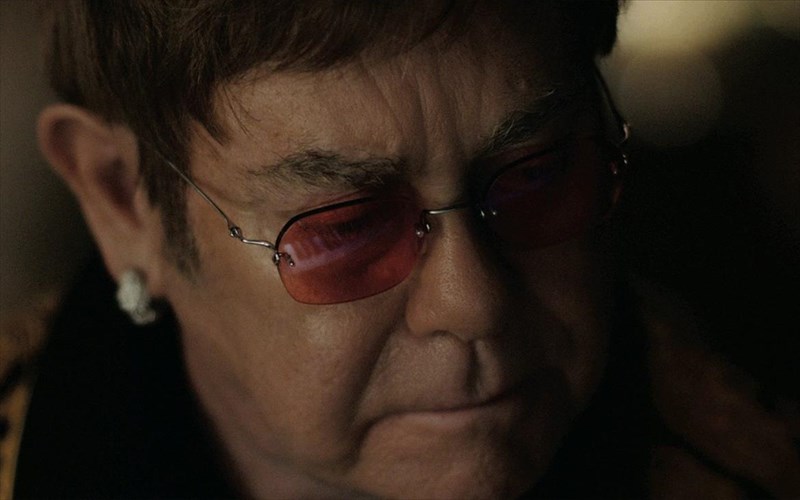 o-elton-John-anapolei-ta-paidika-xristougenna-kai-tin-poreia-tou-sti-mousiki